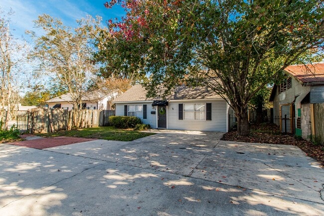 Building Photo - 204 N Cypress St Unit C