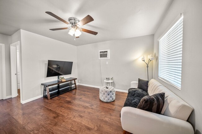 Photo - Fully Updated 2/1-Directly Across From 20th St Park- Available Now***Lease take over***