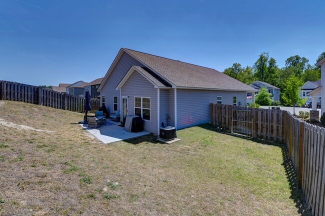 Photo - Ranch style home with Modern Finishes & Private Fenced Backyard!