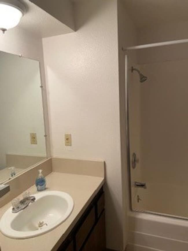 Building Photo - Spacious One Bedroom, One Bathroom Unit 3932