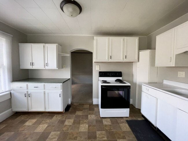 Building Photo - Washer and Dryer Hook Ups Rental