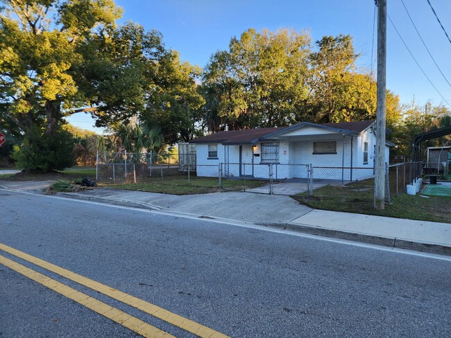 Building Photo - 2208 W 13th St
