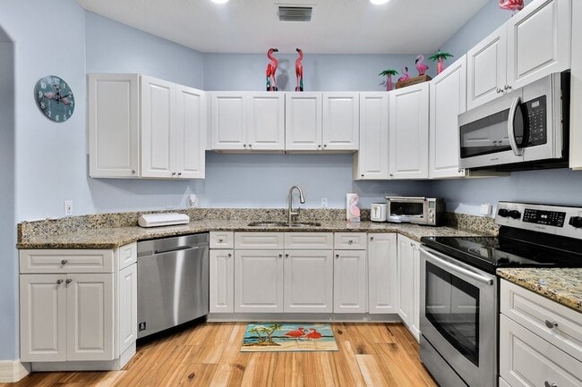 Photo - 325 Hawthorne Ln