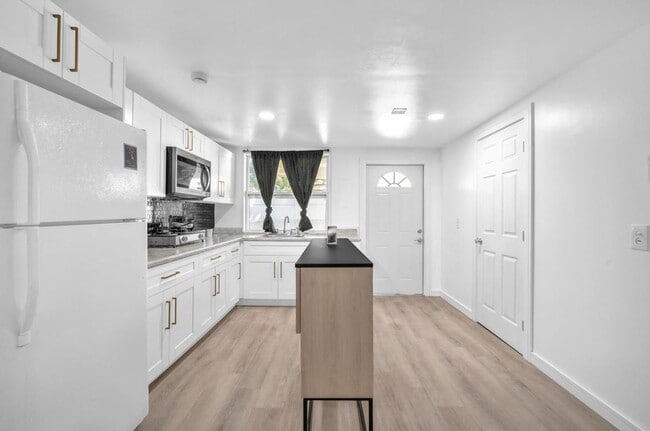 Photo - 7151 Taft St