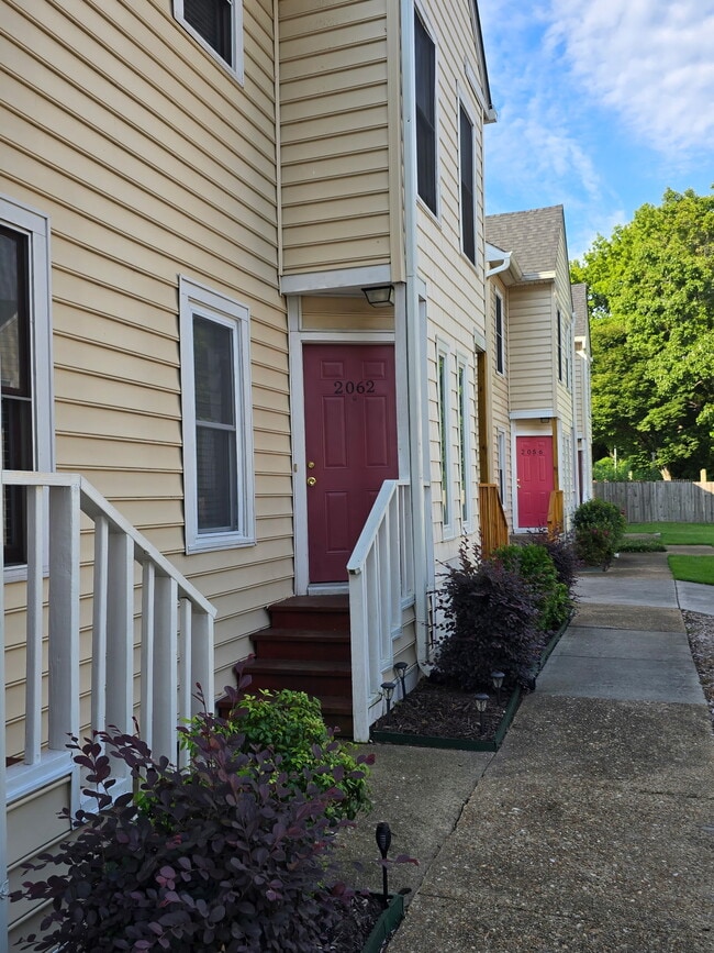 Building Photo - 2062 Elmhurst Ln
