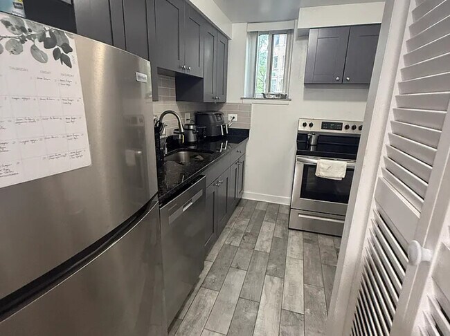 Photo - 3815 N Pine Grove Ave Unit 3825-201