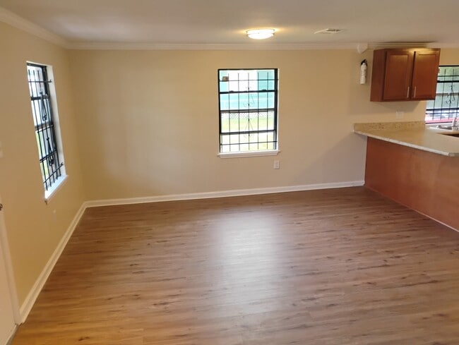 Photo - 1338 Weare St