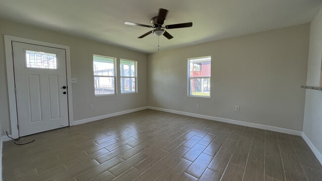 Photo - 2112 Victory Ave