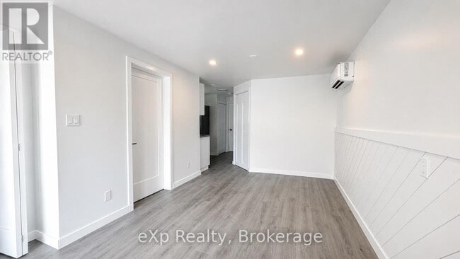 Photo - 265 College St W