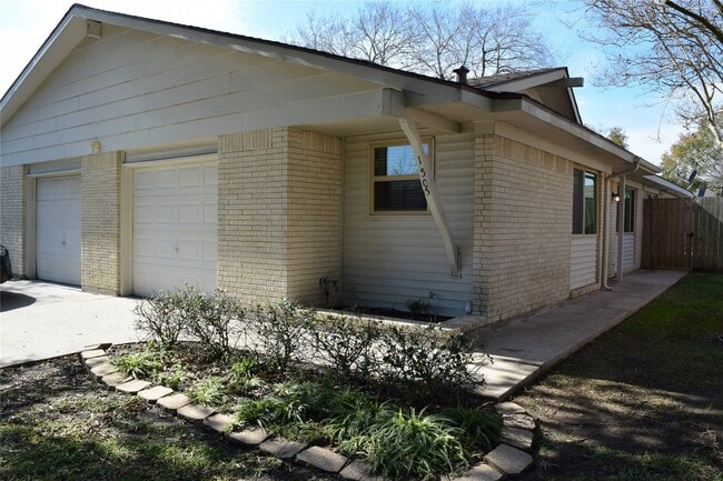 Building Photo - 1505 Silverpines Rd Rental