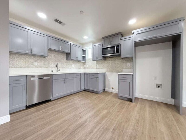 Photo - 1731 E 68th St Unit B