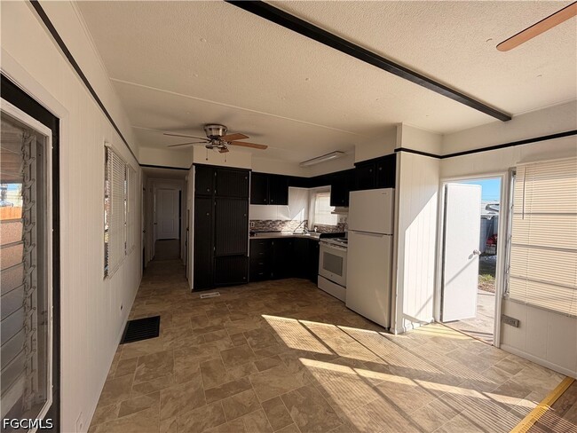 Photo - 121 Coachlight Ln