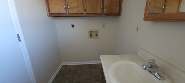 El baño tiene conexiones para lavadora/secadora. - 25585 Nick Davis Rd Unidad #1