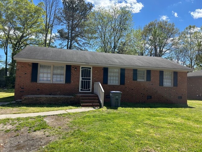Building Photo - 3 bedroom, two bath home for rent