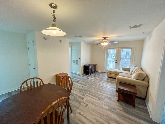 Photo - Oxford Terrace II #404 - Walk to UF and So... Unit 404