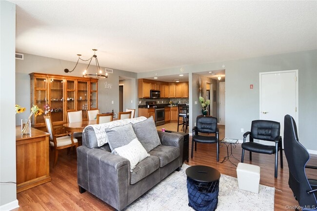 Photo - 242 Maple Ave Unidad 407