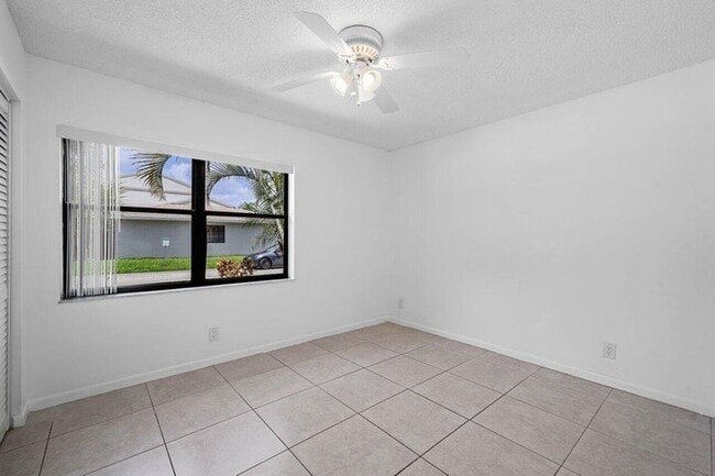 Photo - 16422 Straw Way