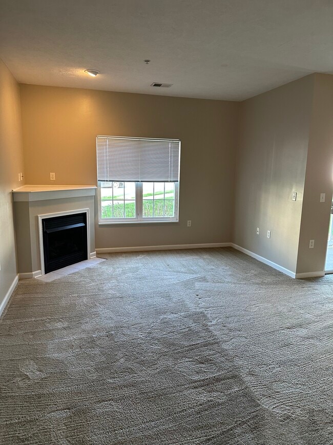 Living room with fireplace - 415 Stockton Rdg Unit 415