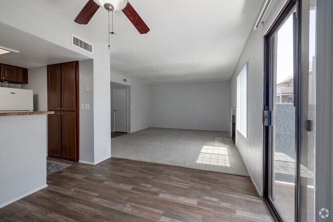 2BR, 2BA - 986SF - Living Room
