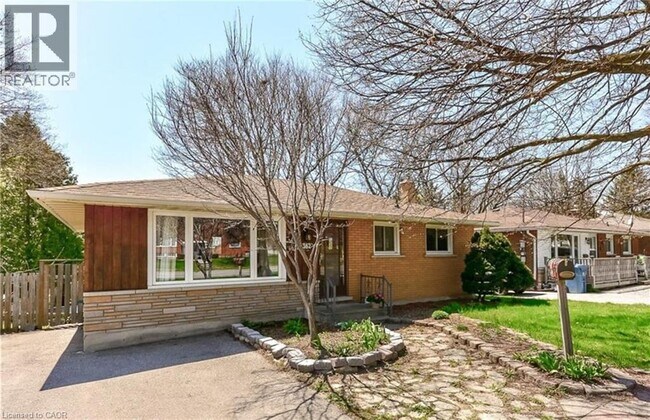 Photo - 362 Victoria Rd N