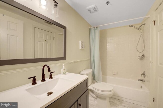 Photo - 6146 Main St