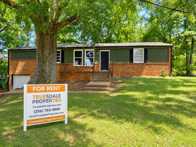 Building Photo - 4br 1.5 Bath brick home with garage.