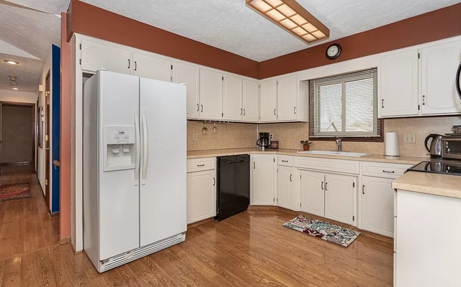 Photo - Spacious 4 Bedroom in Millard!!