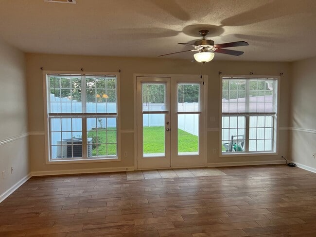 Photo - 105 Winthrope Ln