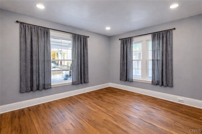 Building Photo - 15 School St