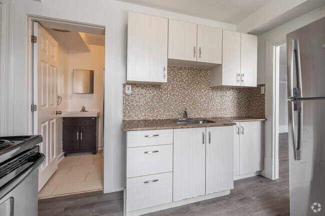 4BR, 2BA - Kitchen - Carlyle Apartments