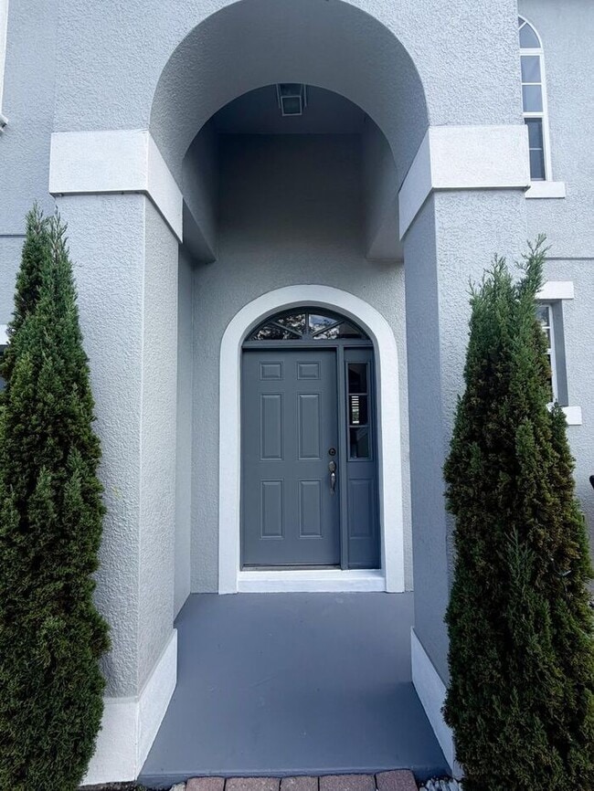 Building Photo - Beautiful Townhouse