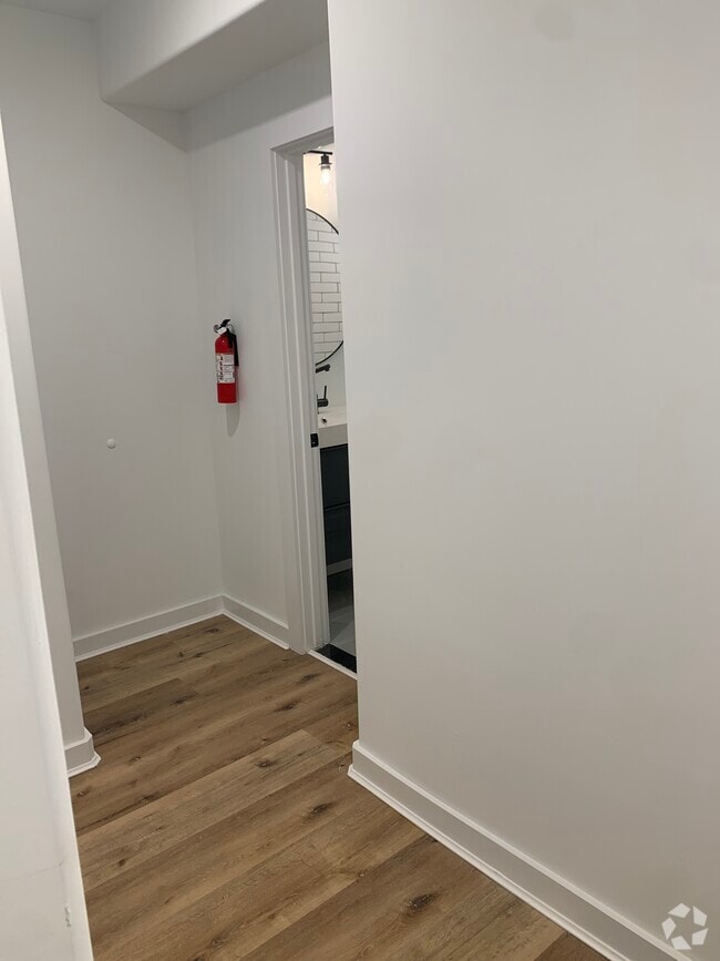 Building Photo - 2416 Clifford St Unit 1F Rental