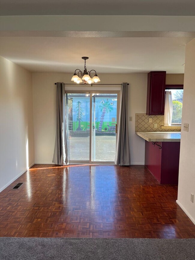 Sunny 2/1 Eureka House with a Fantastic Yard! House Rental in Eureka