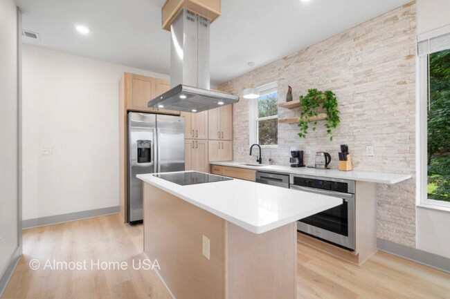 Photo - 530 Continental Dr