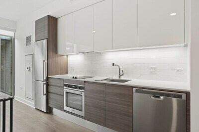 Photo - 233 W Hubbard St