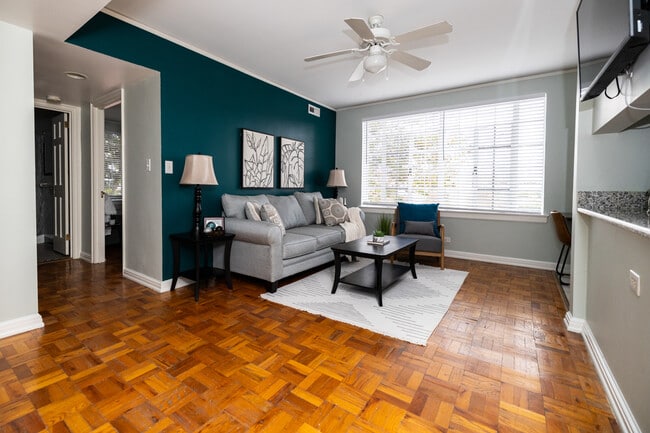 Building Photo - 1700 N Elm St Unit I3