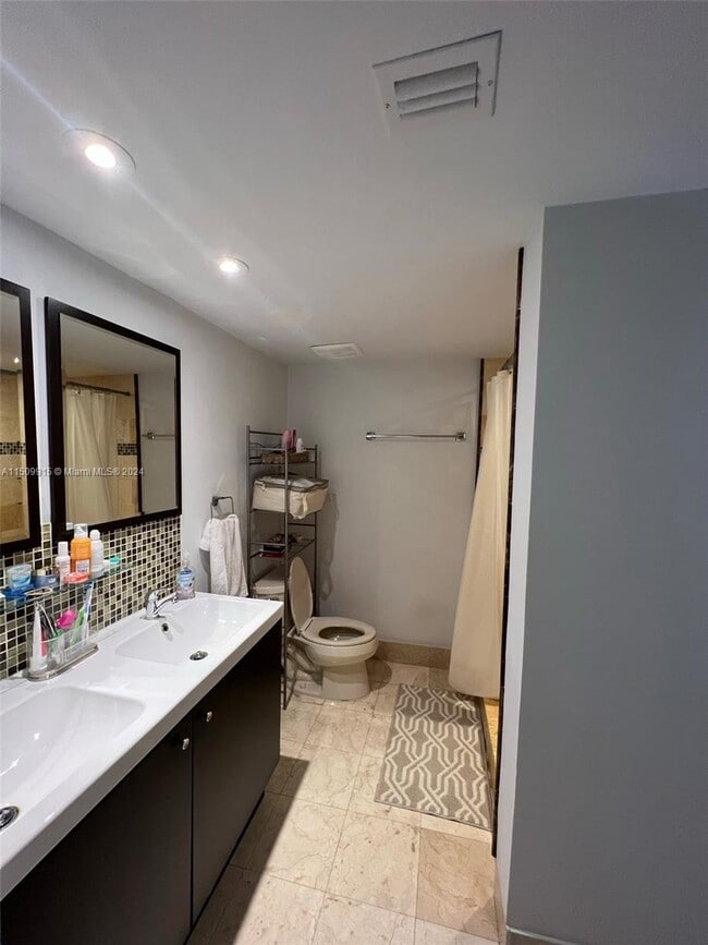 Building Photo - 3005 N Oakland Forest Dr Rental