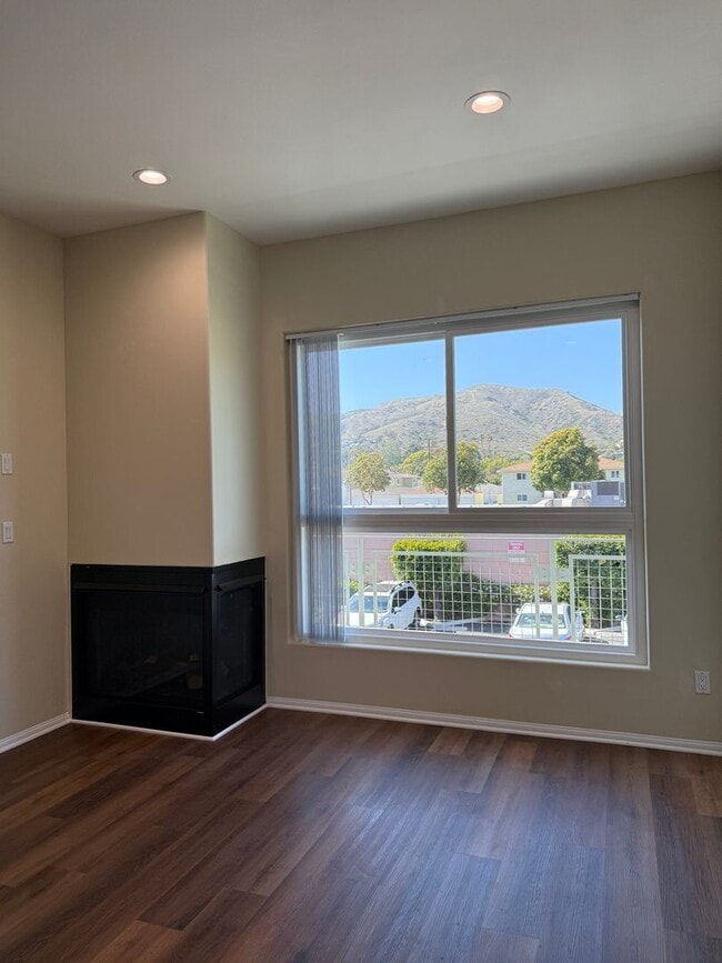 Building Photo - Mid Town Ventura Upstairs 2+2 Apartment Unit 2991 Loma Vista Rd #2