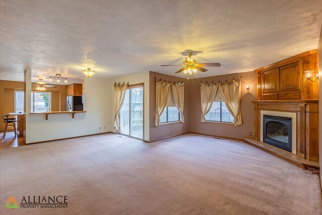 Amazing, Spacious Home! Pet Friendly! - Amazing, Spacious Home! Pet Friendly!