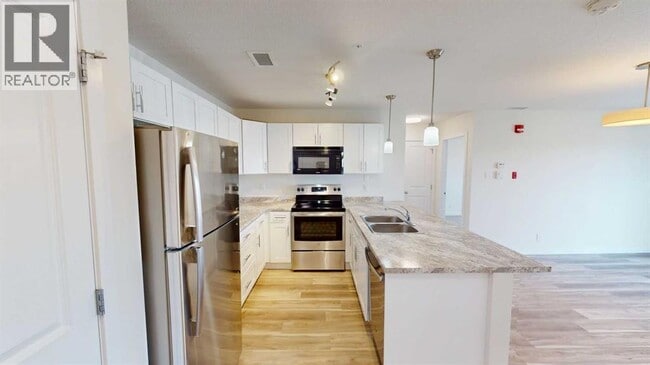 Photo - 10101-10101 101 Ave