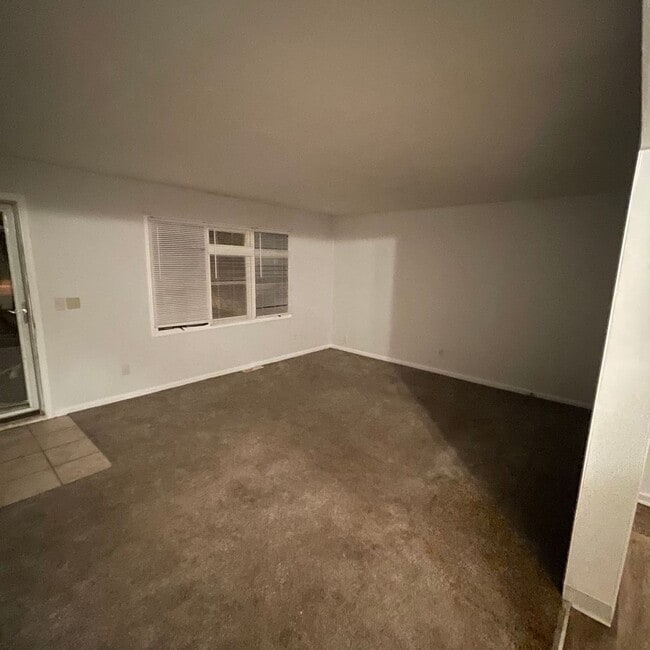 Building Photo - Rent ready!