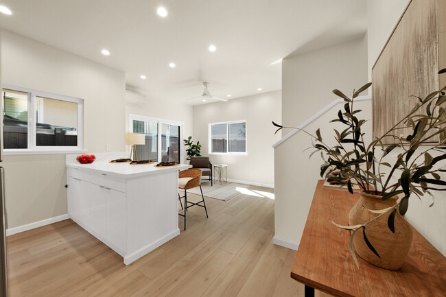 Sala de estar/bar en la planta baja - 1729 Keeaumoku St Unidad B