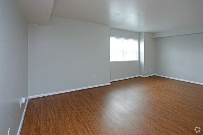 1BR,1BA-579 SF (Unrenovated) - The View at 777