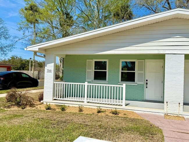 Building Photo - 748-750 Bethune St