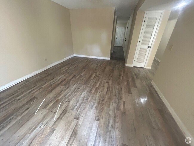 Building Photo - 2912 Chatsworth Rd Unit 2-D Rental