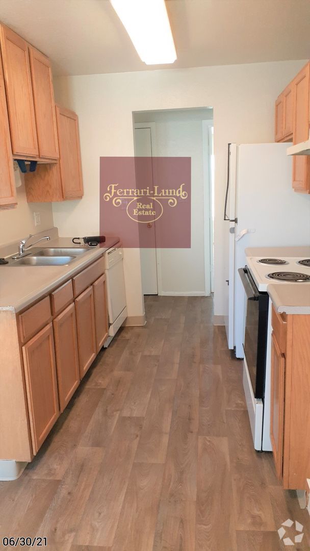 Building Photo - Condo Near UNR, upstairs apartment,  2 Bed... Unit 172