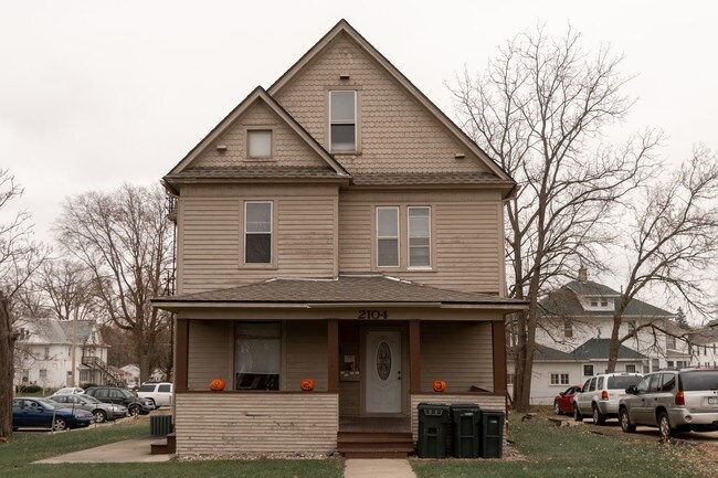 Photo - 2104 College St