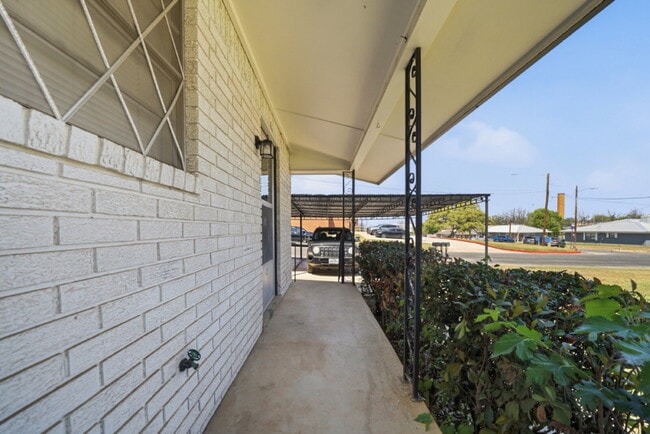 Photo - 204 W Lampasas St Unit 2