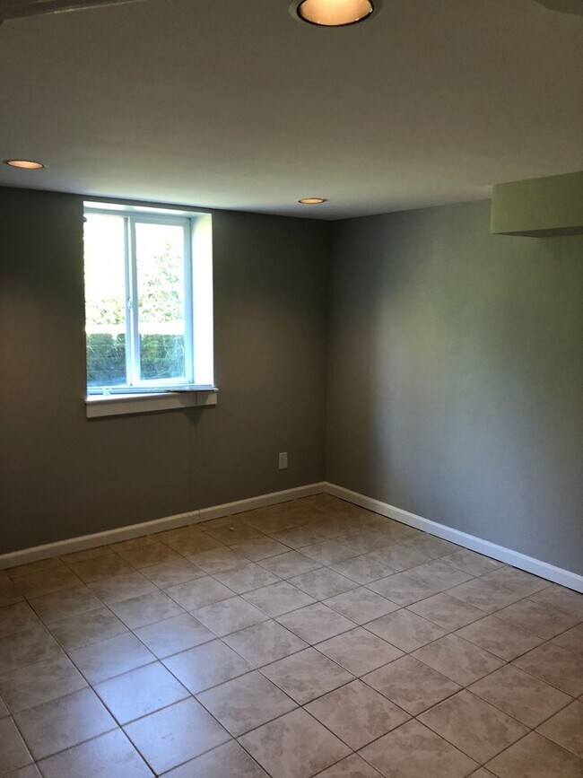 2820 E Denny Way