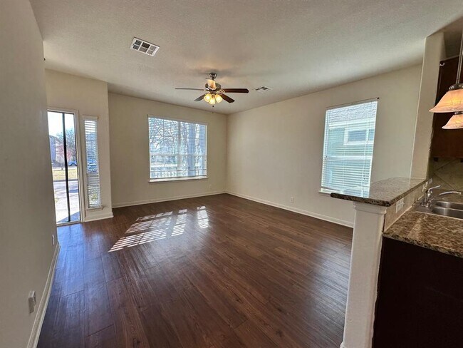 Photo - 918 Craters of the Moon Blvd